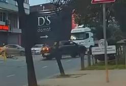 Bayrampaşa'da TIR'a çarpmamak için manevra yaptı; aracıyla yoldaki yayaya çarptı