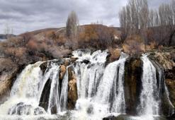 Debisi yükselen Muradiye Şelalesi'nden güzel görüntüler