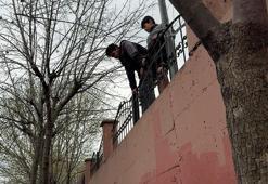 Avcılar'da okul bahçesinden topu almaya giden öğrenciler mahsur kaldı