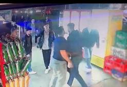 Tartıştığı kişilerce göğsünden bıçaklandı; olay kamerada