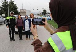 Yolcularla fotoğraf çektiren trafik polislerinden uyarı; lütfen bu güzel kareyi bozmayalım