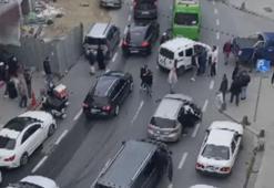 Trafikte yol verme kavgasını çevredekiler ayırdı, yaşananlar cep telefonu ile kaydedildi