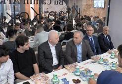 İstanbul Valisi Davut Gül, Ramazan ayının son iftarında gençlerle buluştu