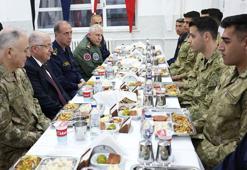 Bakan Güler, Amfibi Kolordu Komutanlığı'nda görevli askerlerle iftar yaptı
