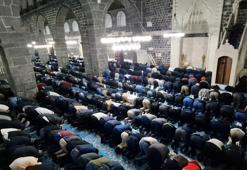 Diyarbakır'da bayram namazında tarihi Ulu Cami doldu
