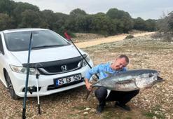Saros’ta kıyıdan oltayla 30 kiloluk orkinos yakaladı