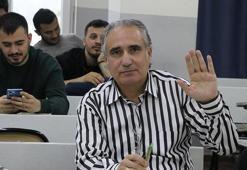 54 yaşındaki emekli albay, oğluyla aynı üniversitede eğitim görüyor