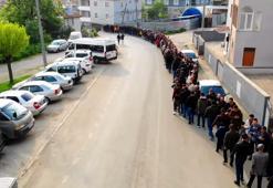 Mahalledeki geleneksel bayramlaşmada 1 kilometrelik kuyruk oluştu