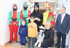 Hastanede yatan çocuklara Hacivat, Karagöz ve Nasreddin Hocalı bayram sürprizi