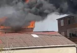 Avcılar'da 3 katlı binanın çatı katı alev alev yandı