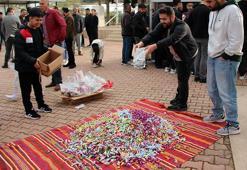 Asırlık geleneği yaşatıp, cami bahçesinde çocuklara şeker dağıttılar