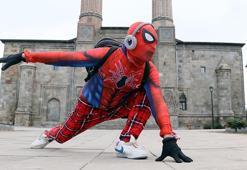 Türkiye'yi gezen 'Örümcek Adam', Erzurum'da