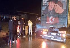 Tavuk yüklü kamyon ile otomobil çarpıştı: 2 yaralı