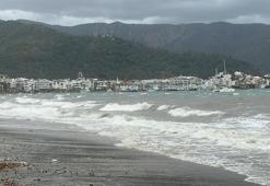 Marmaris’te fırtına ve sağanak; yollar göle döndü, tekneler battı