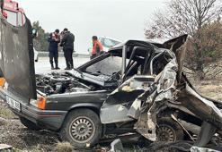 Kütahya’da minibüs, emniyet şeridindeki otomobile çarptı; 3 yaralı