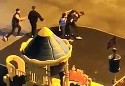 Çocuk parkında tekmeli yumruklu kavga kamerada