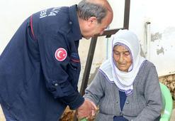 Evinde yangın çıkan 88 yaşındaki kadını, itfaiye erleri teselli etti
