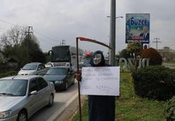 'Bayramda bana iş çıkarmayın' pankartıyla D-100'e çıktı; sürücüleri uyardı