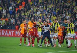 Derbide son anlarda saha karıştı