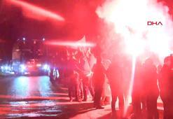 Galatasaraylı taraftarlar takımlarını tesislerde meşalelerle karşıladı