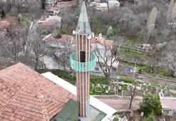 Gesi'de cam, demir ve tuğladan inşa edilen minareler, mimarisiyle dikkat çekiyor