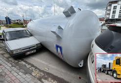 TIR'dan düşen gaz tankı, park halindeki otomobil ve cipe çarptı