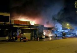 Borcunu ödemediği iddiasıyla hırdavatçının dükkanını benzin döküp, ateşe verdiler