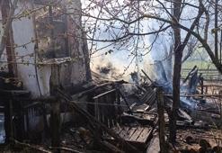 2 katlı ahşap ev yandı