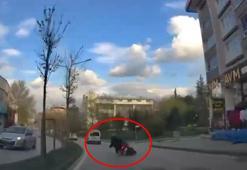 Devrilen motosikletteki 2 kişi otomobilin altında kalmaktan son anda kurtuldu