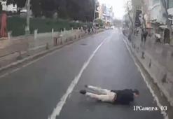 Seyir halindeki otobüsün önüne yattı; o anlar kamerada