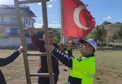 Polis rüzgardan yıpranan Türk bayrağını değiştirdi