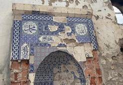 Artvin'deki yangında camiden geriye duvarları ve minaresi kaldı