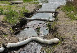 Yakıtın göle karışmaması için emici bariyerle önlem alınıyor