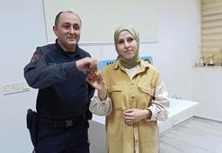 Polis memuru, izin gününde bulduğu yarım altını sahibine ulaştırdı