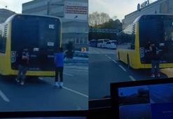 Fatih'te İETT otobüsüne tutunarak giden patencilerin tehlikeli yolculuğu kamerada