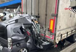 Pendik'te gişelerde hafif ticari araç TIR'ın altına girdi: 1 ölü