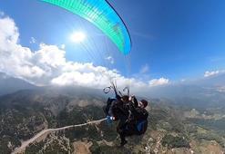 Yamaç paraşütüyle uçarken saç tıraşı yaptı