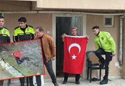 Elinde Türk bayrağı ile polis helikopterini selamlayan kadına plaket