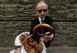 ‘Kravatlı simitçi’ takım elbisesi ve boyalı kunduralarıyla tarihi çarşıları dolaşıp simit satıyor