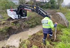 Sapanca Gölü'ne akan derede görülen atık madde temizlendi