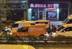 Arızalanan aracı, arkadaki aracın kaputuna oturup bacaklarıyla ittirerek götürdüler