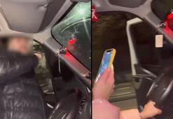 Seyir halindeki aracın sürücüsü kapıyı açıp dans ederken yola düştü