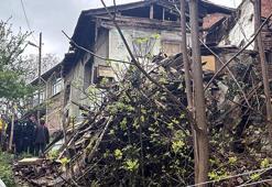 Tekirdağ'da 2 katlı boş ahşap ev çöktü