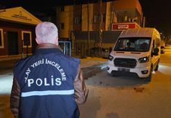 Servis minibüsünde, iş arkadaşı tarafından boynundan bıçaklandı