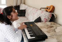 İlik kanseri ve görme engelli Nisanur, müzikle yaşama tutunuyor