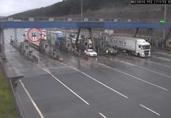 Pendik'te gişelerde hafif ticari aracın TIR'ın altına girdiği kazanın görüntüsü ortaya çıktı