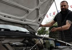 Arızalanan aracını, gaz koluna ip bağlayıp, 1,5 kilometre uzaklıktaki sanayiye götürdü