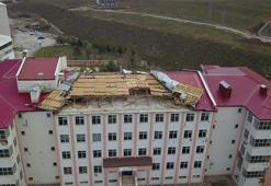 Bitlis'te fırtına okulun çatısını uçurdu