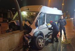 Bursa'da işçi servisi minibüsü, alt geçidin duvarına çarptı