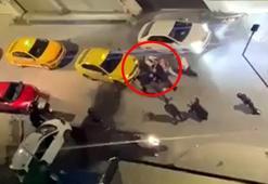 Avcılar’da yurt önünde taksici öğrenci kavgası kamerada